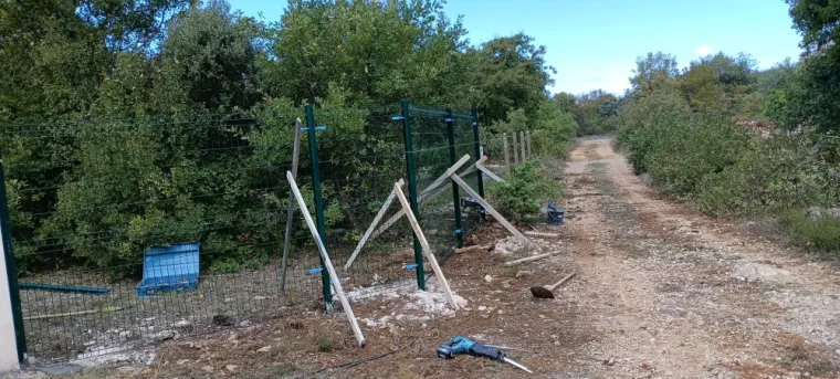 Remplacement et pose d'un grillage rigide à Régusse, Carcès, MKLD
